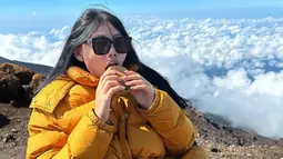 Unggahan Wendy saat berada di puncak Gunung Merbabu ini juga tak lepas dari sorotan netizen. Dirinya bahkan tampak begitu santai menikmati waktu dengan pemandangan awan yang menakjubkan. (Liputan6.com/IG/@wendywalters)