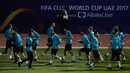Para pemain Real Madrid melakukan pemanasan saat mengikuti sesi latihan di Abu Dhabi, Uni Emirat Arab,(11/12). Madrid akan menghadapi klub Uni Emirat Arab, Al Jazira pada laga semifinal Piala Dunia klub. (AP Photo/Hassan Ammar)