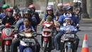 Anak-anak ditemani orang tua hadir dalam acara parade Persib Bandung Juara Piala Presiden 2015 di Kota Baru, Bandung, Minggu (25/10/2015). (Bola.com / Nicklas Hanoatubun)