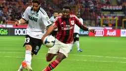 Gelandang AC Milan, Sulley Ali Muntari (kanan) berebut bola dengan pemain belakang Sassuolo, Pedro Filipe Mendes, saat berlaga di Stadion San Siro, (18/5/2014). (AFP PHOTO/Giuseppe Cacace)