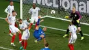 Pemain Islandia, Ragnar Sigurdsson, melakukan tendangan salto ke arah gawang Inggris pada babak 16 besar Piala Eropa 2016 di Stade de Nice, Nice, Selasa (28/6/2016) dini hari WIB. (Reuters/Yves Herman)