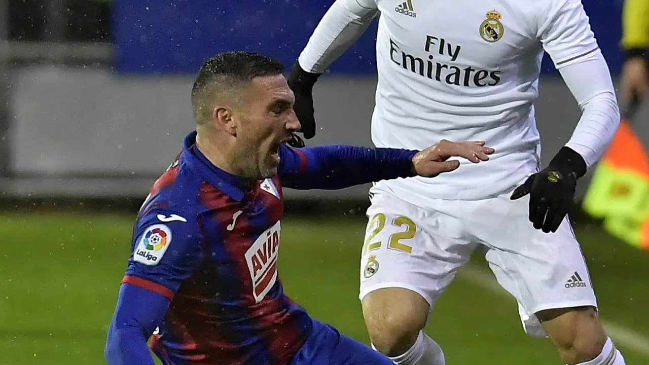 Benzama 2 Gol, Real Madrid Gilas Eibar 4-0