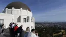 Wisatawan melihat pemandangan Kota Los Angeles dari puncak bangunan Griffith Observatory & Planetarium, California (14/3/2016). (Reuters/ Mario Anzuoni)