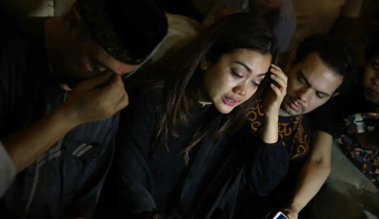 Tanpa disadari, ia langsung berusaha membangunkan sang kakak, meskipun tidak berhasil lantaran dokter sudah tak mampu lagi menolongnya. (Nurwahyunan/Bintang.com)