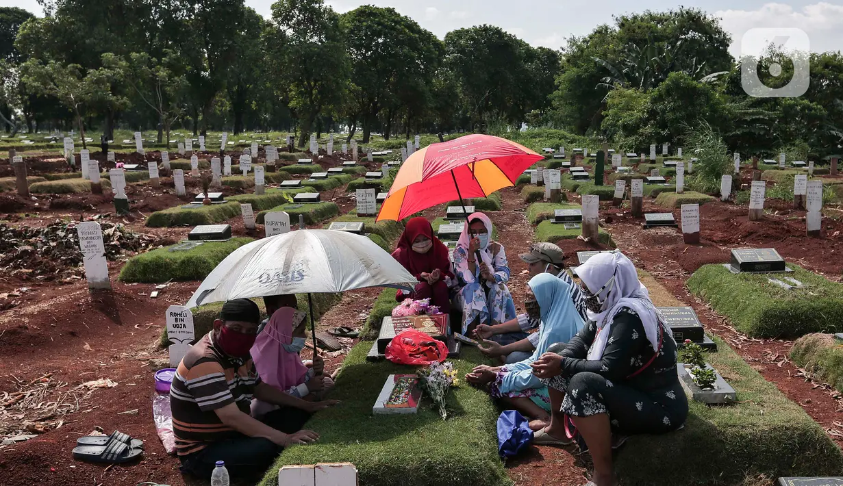 Keluarga berdoa di TPU Pondok Rangon, Jakarta, Rabu (17/6/2020).  Menurut pengakukan penjaga kubur masih banyak jenazah yang diantar ke pondok rangon ini minimal lima jenazah setiap harinya. (Liputan6.com/Johan Tallo)