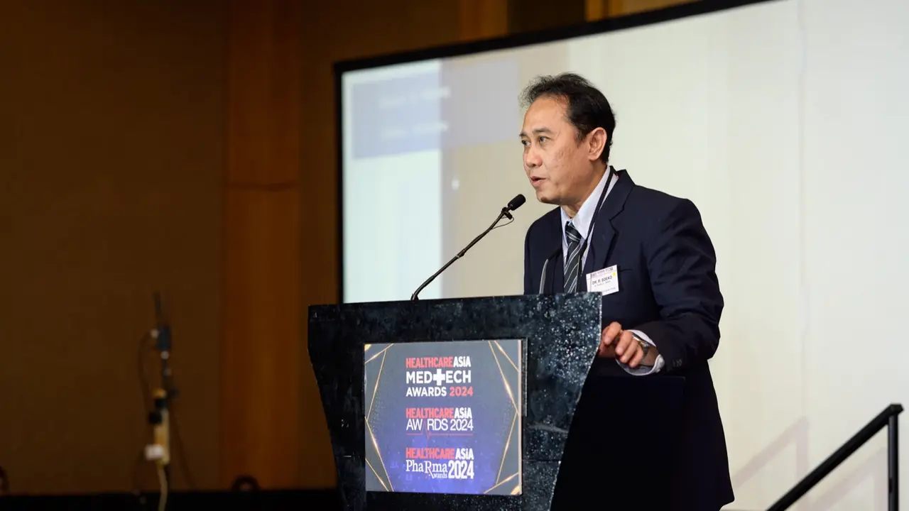 Dirut RS Kanker Dharmais Soeko W. Nindito saat menerima penghargaan Oncology Hospital of The Year dan Clinical Service Initiative of the Year. (Foto: Humas RS Kanker Dharmais)