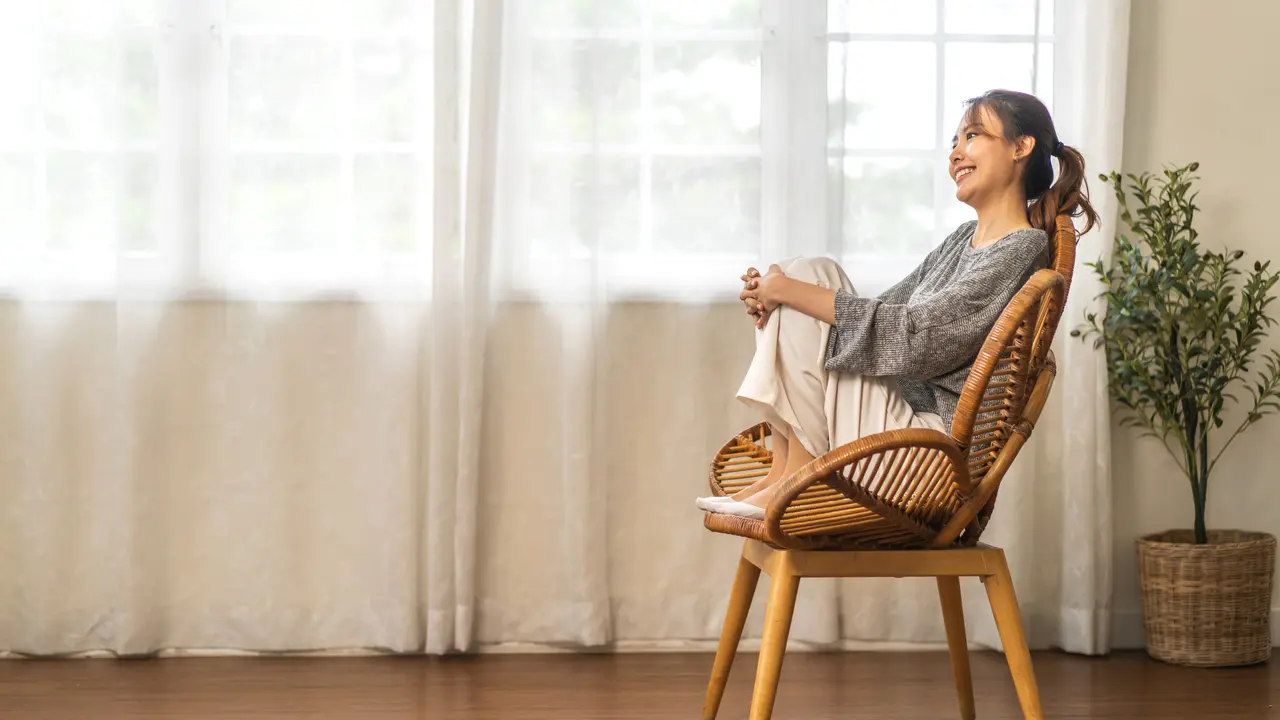 wanita mei duduk santai