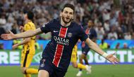 Pemain PSG, Khvicha Kvaratskhelia melakukan selebrasi setelah mencetak gol keempat timnya ke gawang Inter Milan dalam laga final Liga Champions 2024/2025 di Allianz Arena, Munchen, Jerman, Minggu (01/06/2025) dini hari WIB. (AFP/Franck Fife)