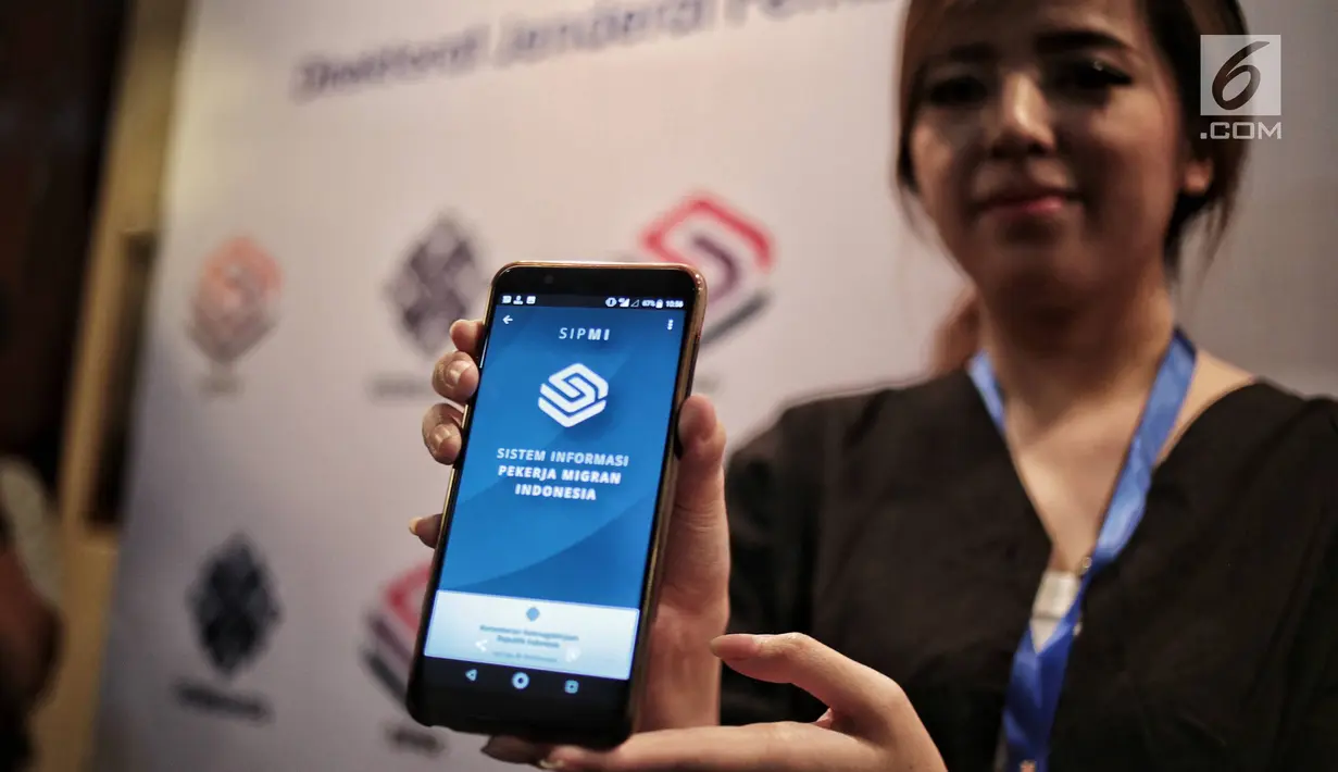 Model menunjukkan aplikasi SIPMI saat peluncuran di Jakarta, Kamis (27/12). Aplikasi ini dirancang untuk memudahkan pekerja migran Indonesia untuk mengakses layanan prosedural dan informasi resmi pemerintah. (Liputan6.com/Faizal Fanani)