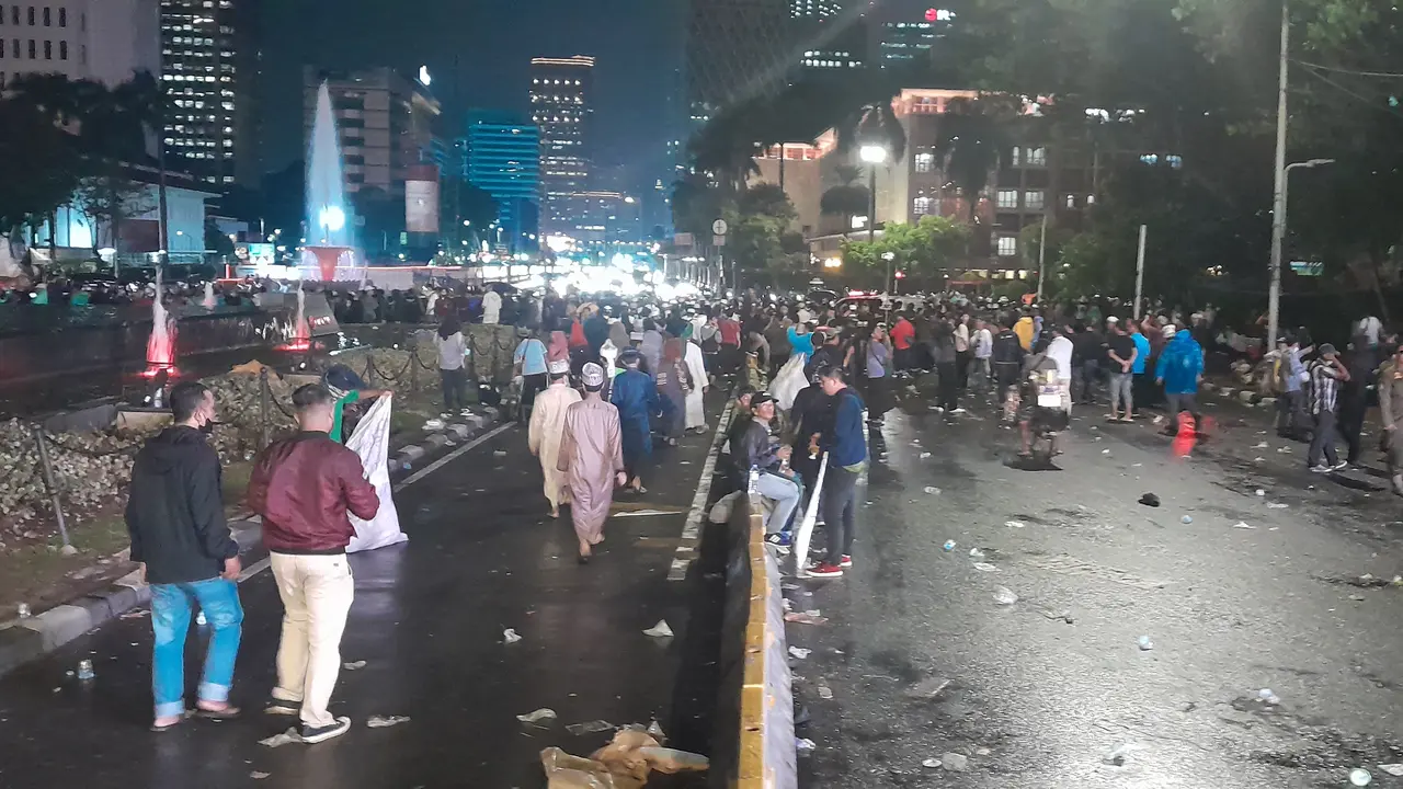 Massa Gerakan Nasional Pembela Rakyat (GNPR) membubarkan diri usai menyuarakan aspirasi di Patung Kuda Arjuna Wiwaha, Jakarta Pusat
