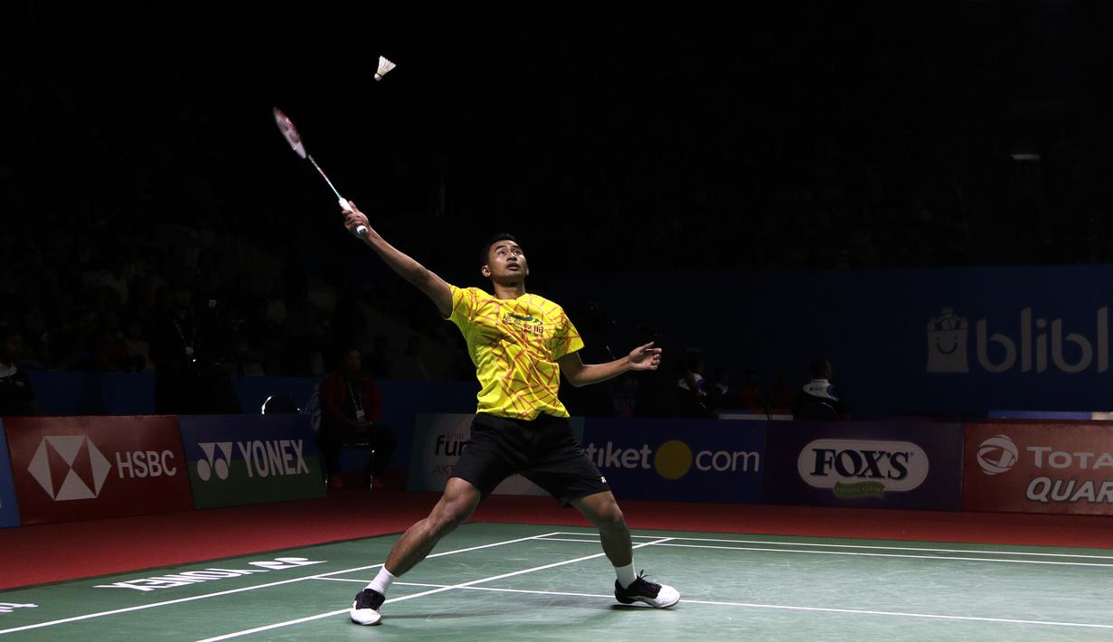 Tunggal putra Indonesia, Tommy Sugiarto, mengembalikan kok saat melawan pebulutangkis China, Chen Long, pada Blibli Indonesia Open 2019 di Istora Senayan, Jakarta, Rabu (17/7). Tommy kalah 22-20, 14-21 dan 21-17. (Bola.com/Yoppy Renato)