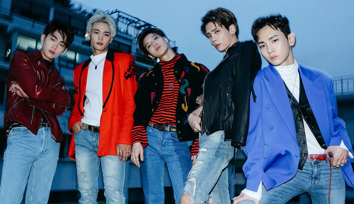 Lagu-lagu yang ada di The Best From Now On masih dinyanyikan oleh lima personel SHINee. Sebut saja seperti lagu Get Treasure dan Your Number. (Foto: Soompi.com)