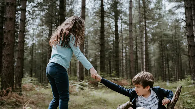 Potret anak-anak saling membantu