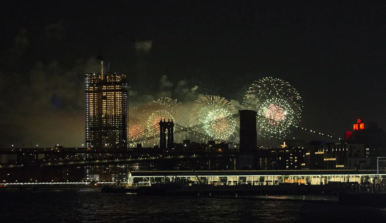 Atraksi kembang api yang terlihat di wilayah Manhattan saat perayaan hari kemerdekaan AS di New York City (4/7). (Alex Wroblewski/Getty Images/AFP)