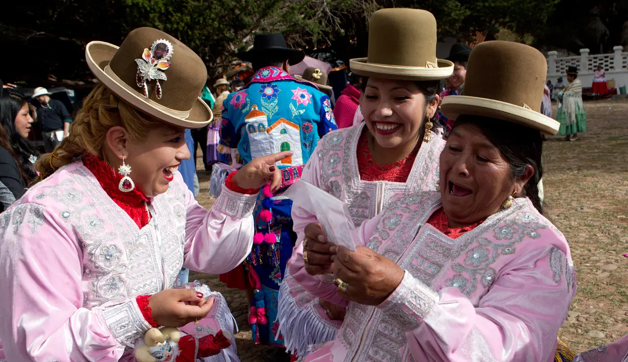 Sejumlah penari wanita berbincang sebelum acara karnaval Anata Andina (Andean karnaval) di Caquiaviri, Bolivia, Selasa (17/1). Ratusan kelompok etnis dari Provinsi Caquiaviri berpartisipasi dalam karnaval ini. (AP Photo/Juan Karita)