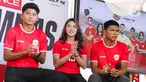 Pesepak bola muda Indonesia Arkhan Kaka, Shafira Ika dan Cahya Supriadi (kiri ke kanan) saat memberi keterangan terkait kolaborasi Free Fire x Timnas Indonesia di Jakarta, Kamis (13/3/2025). (Liputan6.com/Herman Zakharia)