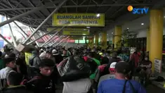 Pemudik memilih datang lebih awal, empat jam sebelum jadwal masuk kapal, agar tidak antre.