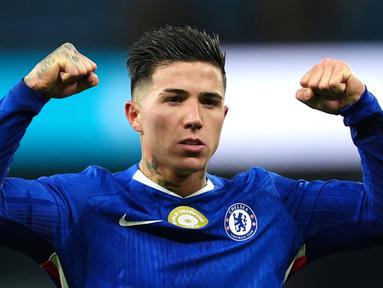 Pemain Chelsea, Enzo Fernandez, melakukan selebrasi setelah mencetak gol ke gawang Manchester City pada lanjutan Liga Inggris di Etihad Stadium, Senin (5/1/2026). (AP Photo/Dave Thompson)