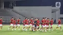 Sejumlah pesepak bola yang tergabung dalam timnas Indonesia menjalani sesi latihan terbuka jelang hadapi China di Stadion Madya, Kompleks Gelora Bung Karno, Jakarta, Senin (2/5/2025). (Liputan6.com/Angga Yuniar)