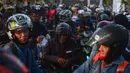 Peserta mudik sepeda motor gratis mengantre naik kapal di Pelabuhan Tanjung Priok, Jakarta, Rabu (13/6). Pengangkutan sepeda motor gratis bagi pemudik Lebaran memakai kapal laut untuk mengurangi angka kecelakaan di jalan raya. (Merdeka.com/Imam Buhori)
