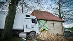 Truk kontainer yang menabrak kapel Antoniuskapelle Antonius, tempat ibadah bagi umat Kristen di Hortsmar, Jerman barat (3/1). Menurut kepolisian setempat, kecelakaan truk tersebut diakibatkan oleh badai "Burglind". (AFP PHOTO/dpa/Jens Keblat/Germany OUT)