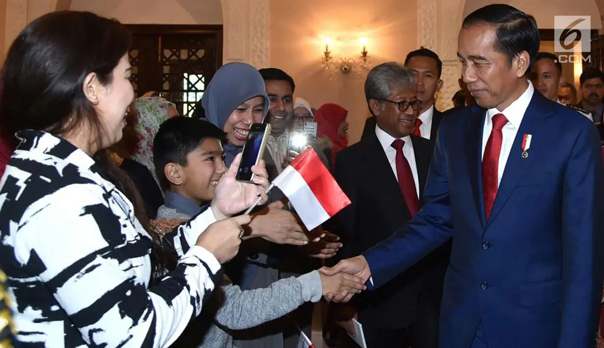 Presiden Joko Widodo bersalaman dengan anak-anak Indonesia yang tinggal di Pakistan di Hotel Serena (26/1). (Liputan6.com/Pool/Biro Pers Setpres)