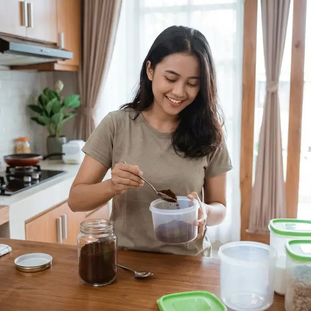 Menghilangkan Bau Plastik Baru pada Wadah Makan