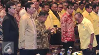 Ketua umum partai golkar Aburizal Bakrie bersama Wapres Jusuf Kalla saat penutupan Rapimnas Partai Golkar di JCC, Jakarta, Senin (25/1). Salah satu hasil Rapimnas adalah akan diselenggarakannya Munaslub 2016. (Liputan6.com/Angga Yuniar)