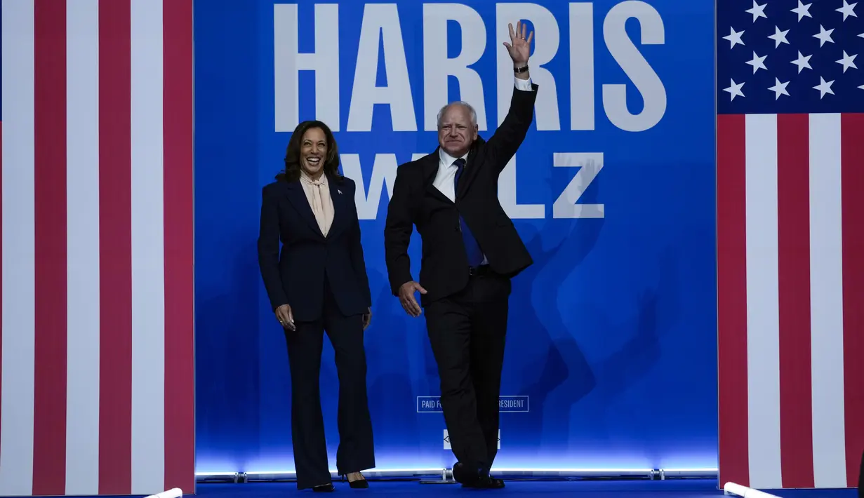 Kandidat Presiden AS dari Partai Demokrat Kamala Harris dan calon Wakil Presiden, Gubernur Minnesota Tim Walz tiba pada rapat umum kampanye di Philadelphia, Selasa (6/8/2024). (AP Photo/Matt Rourke)