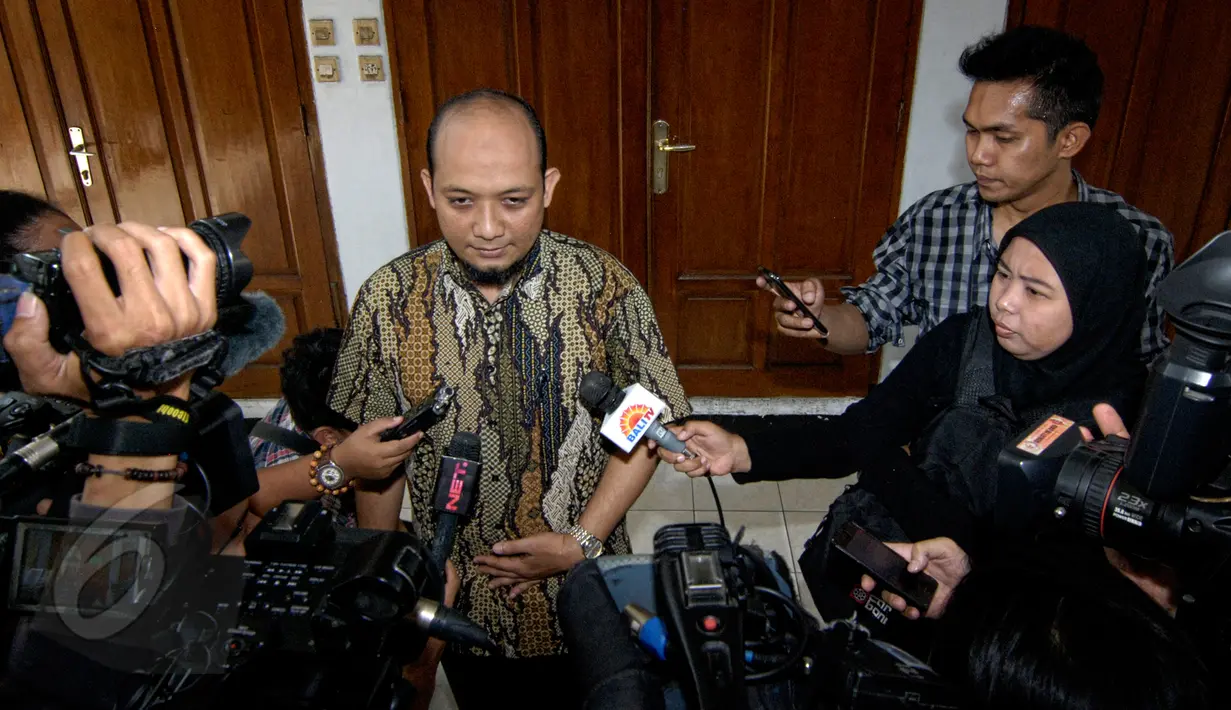 Penyidik KPK, Novel Baswedan memberikan keterangan pers usai menjalani sidang lanjutan praperadilan di PN Jakarta Selatan, Jumat (29/5/2015). (Liputan6.com/Yoppy Renato)