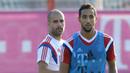 Bayern Munchen menghabiskan sekitar 22 juta pouds untuk membeli Mehdi Benatia (kanan) pada musim panas 2014. Benatia menghabiskan dua tahun bersama Guardiola di Bayern Munchen dan kesulitan menampilkan performa terbaiknya selama berada di Jerman karena sering masuk dan keluar dari starting XI. (AFP/Christof Stache)