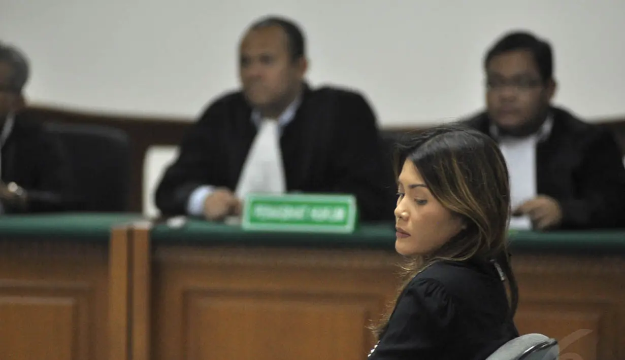 Artha Meris Simbolon menjalani sidang dengan agenda pembacaan tuntutan dari Jaksa KPK di Pengadilan Tipikor, Jakarta, Kamis (6/11/2014). (Liputan6.com/Miftahul Hayat) 