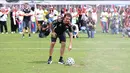 Franco Morbidelli saat menerima tantangan dalam acara football challenge Pembalap Pertamina Enduro di Stadion Madya, Senayan, Jakarta pada Jumat, (24/1/2025).  (Bola.com/Abdul Aziz)