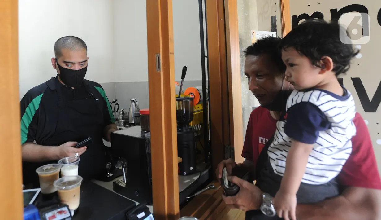 Ahmad Hilmy Almusawa, pemuda 22 tahun penyandang tunanetra meracik kopi pesanan pelanggan di Mata Hati Koffie di Jalan Cabe, Pondok Cabe Ilir, Pamulang, Tangerang Selatan, Banten, Selasa (21/7/2020). (merdeka.com/Arie Basuki)