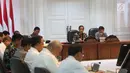 Presiden Joko Widodo didampingi Wapres Jusuf Kalla mengikuti rapat terbatas di Kantor Presiden Jakarta, Senin (28/5). Dalam ratas tersebut Jokowi ingin memastikan persiapan pesta olahraga terbesar di Asia berlangsung lancar. (Liputan6.com/Angga Yuniar)