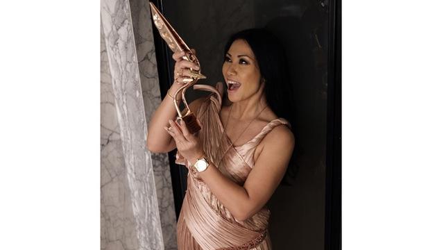 7 Gaya Anggun saat Hadiri Asian Television Awards, Raih Penghargaan