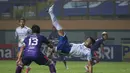 Penyerang Persib Bandung, Wander Luiz (kanan) berusaha mencetak gol ke gawang Persita Tangerang dalam laga pekan kedua BRI Liga 1 2021/2022 di Stadion Wibawa Mukti, Cikarang, Sabtu (11/09/2021). Persib menang 2-1. (Foto: Bola.com/Bagaskara Lazuardi)