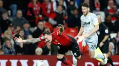 Pemain Manchester United, Phil Jones terjatuh saat berebut bola dengan pemain Derby County, David Nugent di Piala Liga Inggris di Old Trafford, Manchester, Inggris, Selasa (25/9). (Martin Rickett/PA via AP)