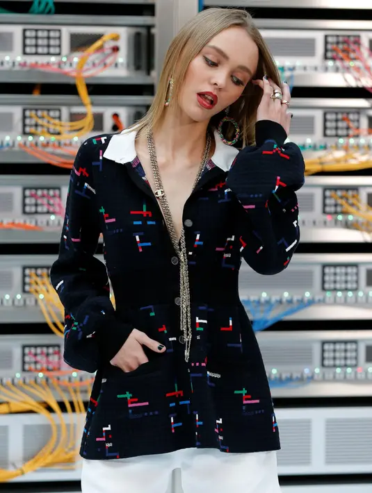 Lily-Rose Melody Depp berpose sebelum peragaan busana Spring/Summer koleksi Chanel 2017 pada Paris fashion Wekk, Prancis (4/10). Lily-Rose Melody tampil cantik dengan lipstik berwarna merah. (AFP Photo/François Guillot)