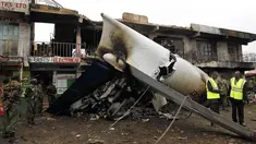 Sebuah pesawat kargo jenis Fokker 50 terjatuh dan terbakar di pinggiran Nairobi, Kenya, (2/7/2014). (REUTERS/Thomas Mukoya)