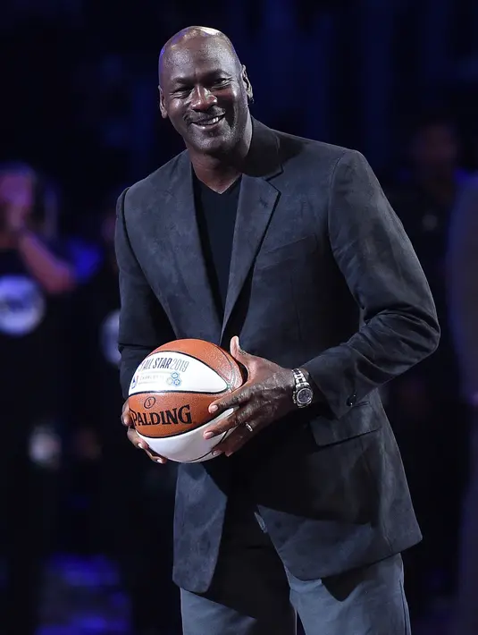 Michael Jordan tersenyum saat menghadiri NBA All-Star Game 2018 di Staples Center di Los Angeles, California, AS (18/2). Michael Jordan mendapat sorotan sepanjang pertandingan All-Star ke-67. (AFP Photo/Kevork Djansezian)