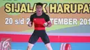 Lifter Jawa Barat, Deni melambaikan tangan usai mengangkat beban 183kg clean and jerk kelas 69kg PON XIX Jabar di Gymnasium Si Jalak Harupat, Kab Bandung, Rabu (21/9). Deni meraih emas dengan total angkatan 328kg. (Liputan6.com/Helmi Fithriansyah)