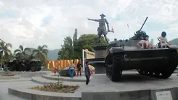 Anak-anak bermain di atas tank tempur bersejarah TNI yang berada di Monumen Nani Wartabone di Kilometer Nol Kota Gorontalo, Sabtu (22/9). Dua tank tempur bersejarah TNI itu diresmikan pada 12 september 2018. (Liputan6.com/Arfandi Ibrahim)