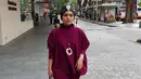 Keren banget! Viona tampil matching dengan warna serba maroon. Mulai dari busana, tas dan sepatu. Untuk turbannya, Viona memilih warna hitam. Kece banget kan style ibu yang satu ini. (Instagram/viona_rosalina)