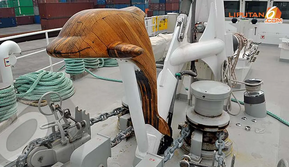 Dave, patung kayu lumba-lumba dari Kapal Greenpeace Rainbow Warrior pertama sampai ketiga yang selalu dipasang sebagai simbol perdamaian (Liputan6.com/Abdul Aziz Prastowo)
