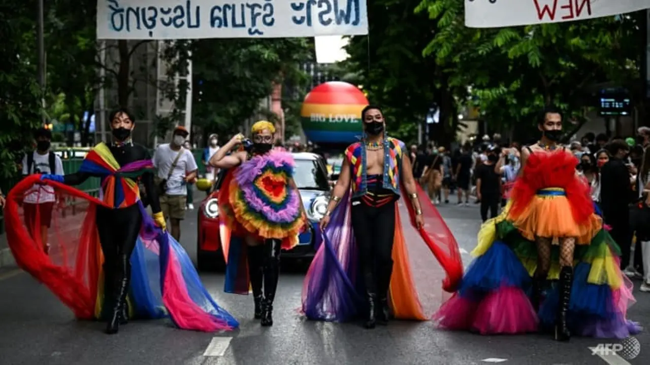 Parade LGBT digelar di Bangkok pada 5 Juni 2022. (AFP/Lilian Suwarumpha)