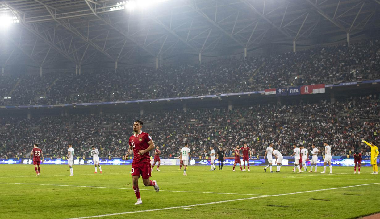 <p>Suasana pertandingan&nbsp;Timnas Irak melawan Timnas Indonesia dalam laga pertama Grup F Kualifikasi Piala Dunia 2026 di Basra International Stadium, Irak, Kamis (16/11/2023) malam WIB. (AFP/Hissein Faleh)</p>