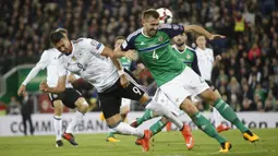 Striker Jerman, Sandro Wagner, duel udara dengan bek Irlandia Utara, Gareth McAuley, pada laga Kualifikasi Piala Dunia 2018 di Stadion Windsor Park, Kamis (5/10/2017). Jerman menang 3-1 atas Irlandia Utara. (AP/Peter Morrison)