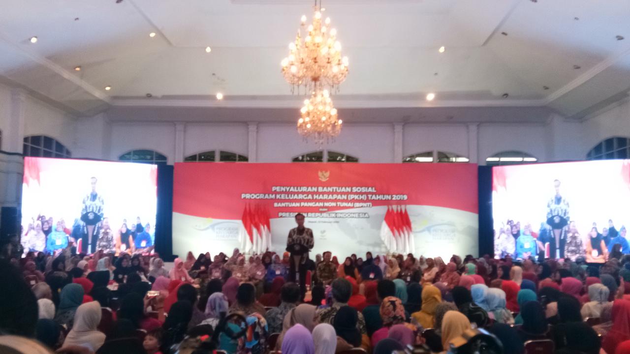 Presiden Jokowi menyerahkan bantuan sosial Program Keluarga Harapan (PKH) dan Bantuan Pangan Nontunai (BNPT) kepada 1.000 orang warga Depok, Jawa Barat. (Merdeka.com/Titin Supriatin)