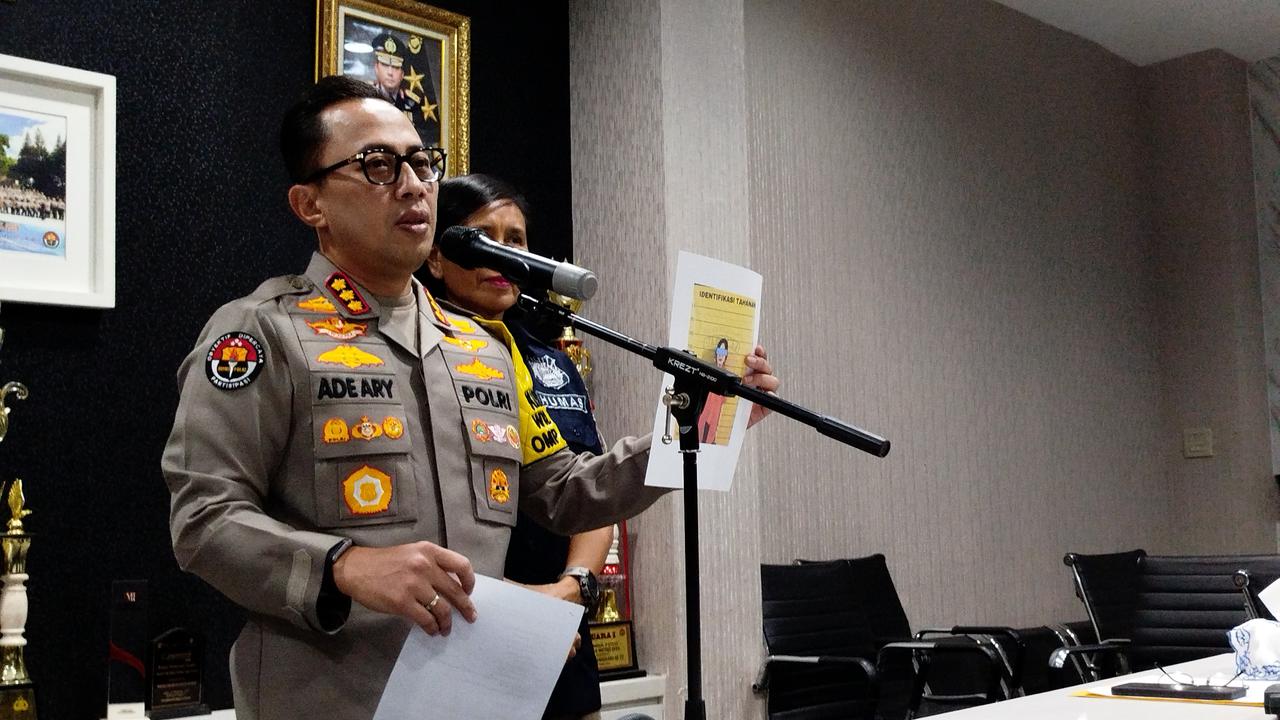 Kabid Humas Polda Metro Jaya Kombes Pol Ade Ary Syam Indradi menyatakan, selebgram Angela Lee menjadi tersangka kasus dugaan penipuan jual-beli tas branded.